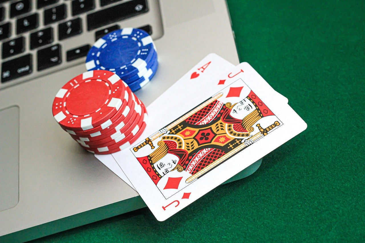 Tien Len Rummy Myanmar online card game ကစားနေသောအခြေအနေ